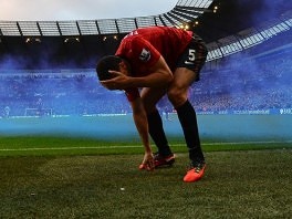 Rio Ferdinand nakon što je pogođen u glavu (Foto: AFP)