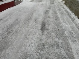Jedna od gradskih ulica okovana ledom