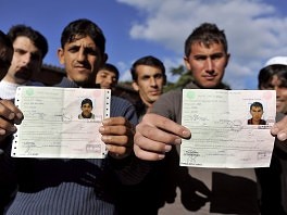 Afganistanci s dozvolama privremenog boravka u Francuskoj (Foto: AFP)