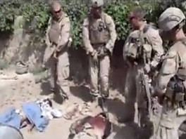Marinac koji je urinirao po ubijenim talibanima novčano kažnjen