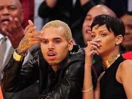 Rihanna i Chris Brown na utakmici (Foto: AFP)