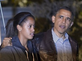 Barack Obama s kćerkom Malijom (Foto: AFP)