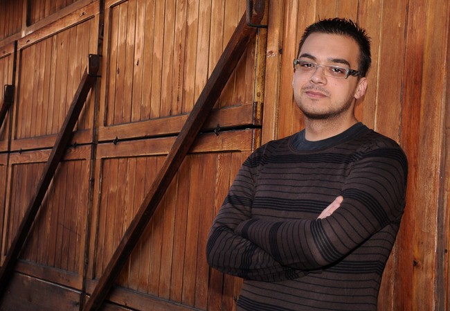 Amar Šodilo, bachelor Poslovnog komuniciranja i student na magistarskom studiju na Fakultetu političkih nauka u Sarajevu, ima Facebook stranicu na kojoj oglašava da izrađuje seminarske, diplomske, magistarske i druge radove.