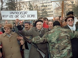 Protesti u Sarajevu 31. decembra 1992. godine uoči dolaska generalnog sekretara Ujedinjenih nacija Boutrosa Boutrosa Ghalija (Foto: Enrique Fologsa/AFP)
