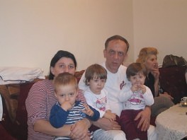 Nejra, Sara i Faris Vukšić s roditeljima