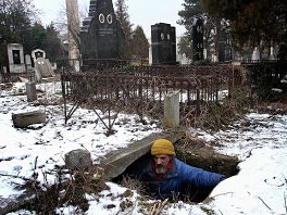 Bratislav Stojanović u svom skloništu u starom groblju u niškoj opštini Palilula (Foto:AFP)