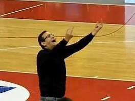 Goran Dodik navijačima Zvezde pokazuje srednji prst
