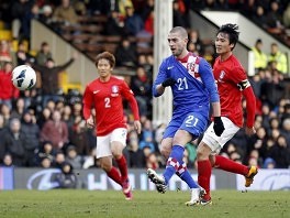 Mladen Petrić postiže gol (Foto: AFP)