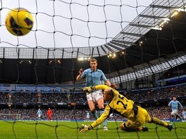 Edin Džeko postiže gol protiv Liverpoola (Foto: AFP)