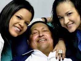 Hugo Chavez sa kćerkama (Foto: AFP)