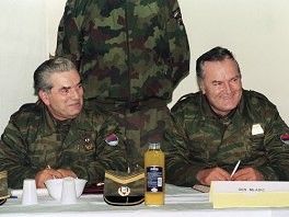 Milan Gvero i Ratko Mladić 1993. godine (Foto: AFP)