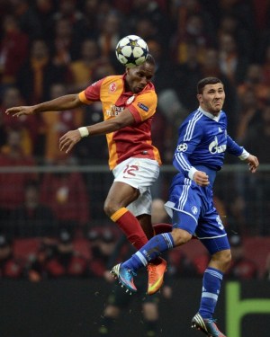 Drogba i Kolašinac (Foto: AFP)
