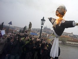 Zapaljena lutka s Klausovim likom (Foto: AFP)