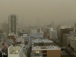 Tokio prekriven smeđom prašinom (Foto: AFP)