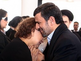 Ahmadinedžad je zagrlio Chavezovu majku (Foto: AFP)