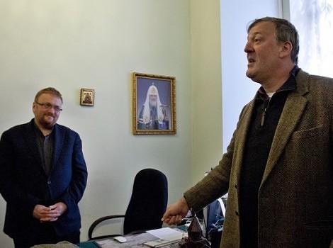 Vitaly Milonov i Stephen Fry (Foto: AFP)