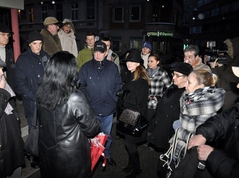 Okupljeni građani ispred Opće bolnice (Foto: Nedim Grabovica/Klix.ba)