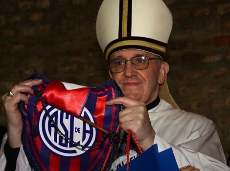 Papa sa amblemom omiljenog kluba (Foto: AFP)