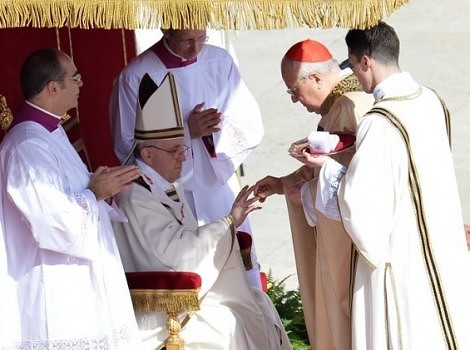 Italijanski kardinal Angelo Soldano stavlja ribarev prsten papi Franji (Foto: AFP)