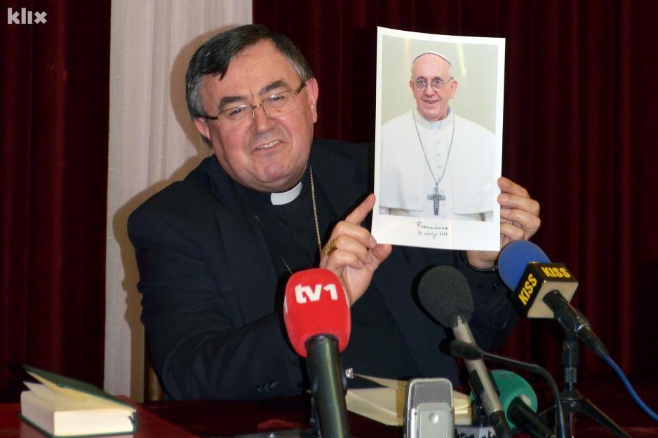Kardinal Vinko Puljić sa fotografijom pape Franje (Foto: Davorin Sekulić/Klix.ba)