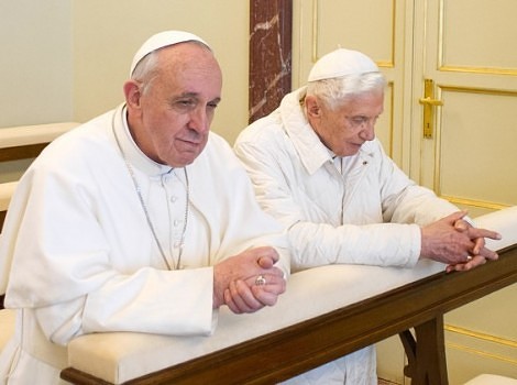 Papa Franjo i njegov prethodnik Benedikt XVI (Foto: AFP)