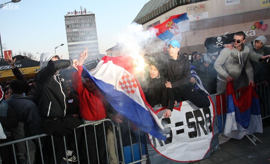 Paljenje zastave u Banjoj Luci (Foto: Klix.ba)