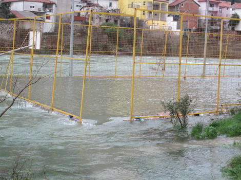 Poplavljeno igralište u Mostaru (Foto: Anadolija)