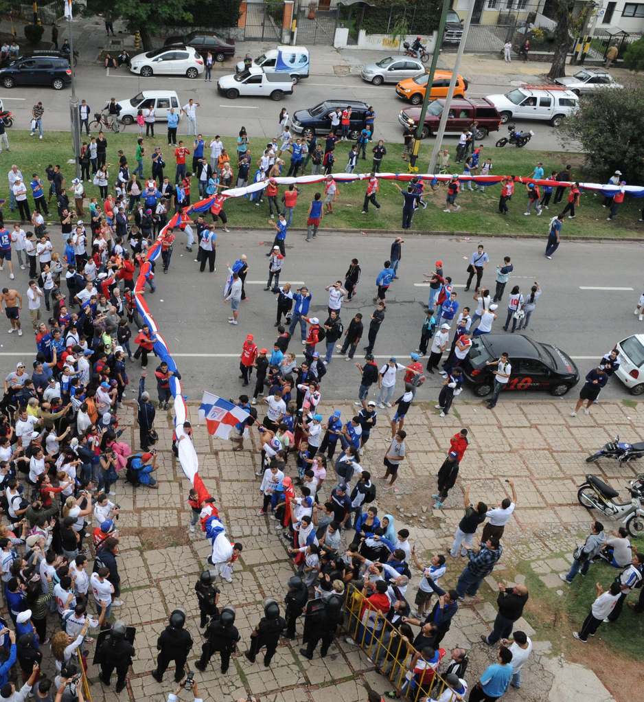 Navijači na stadion prenose najveću zastavu na svijetu (Foto: AFP)