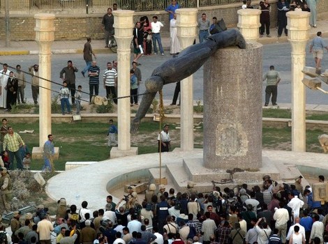Rušenje Sadamove statue u Bagdadu 9. aprila 2003. (Foto: AFP)