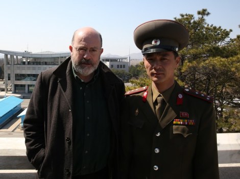 John Sweeney sa jednim od svojih domaćina u Sjevernoj Koreji