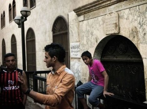 Mladi Jeverji ispred sinagoge u Kairu (Foto: AFP)