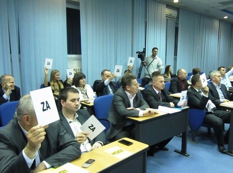 Skupština TK: Smijenjen ministar Amir Husić, osigurane plate budžetskim korisnicima