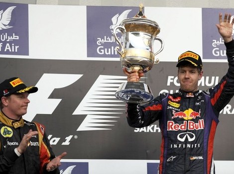 Vettel s pobjedničkim peharom (Foto: AFP)
