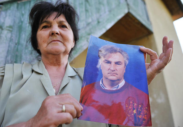 Ljiljana Zuban sa fotografijom svoga supruga (Foto: Anadolija)
