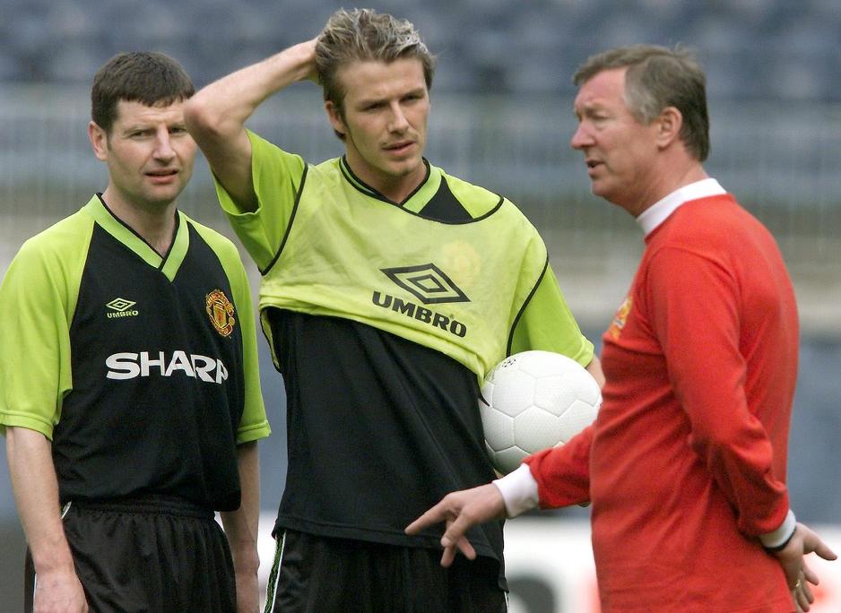 Alex Ferguson u razgovoru sa Davidom Beckhamom i Denisom Irwinom uoči finalne utakmice Lige prvaka protiv Bayerna 1999. godine u Barceloni (Foto: AFP)