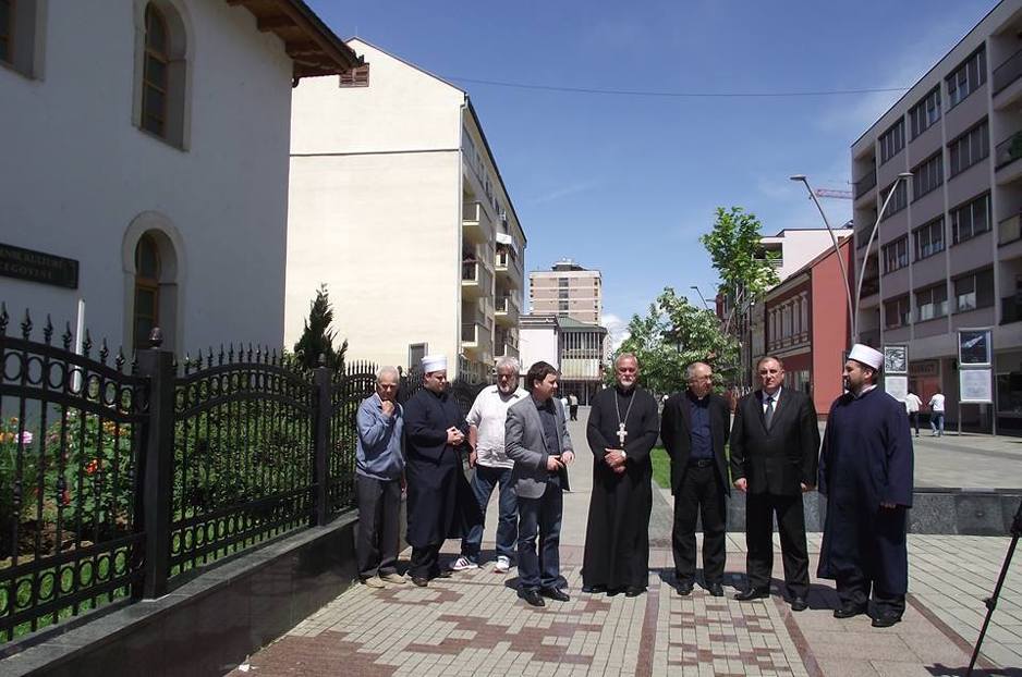 Lokalni vjerski dužnosnici ispred Čaršijske džamije u Prijedoru