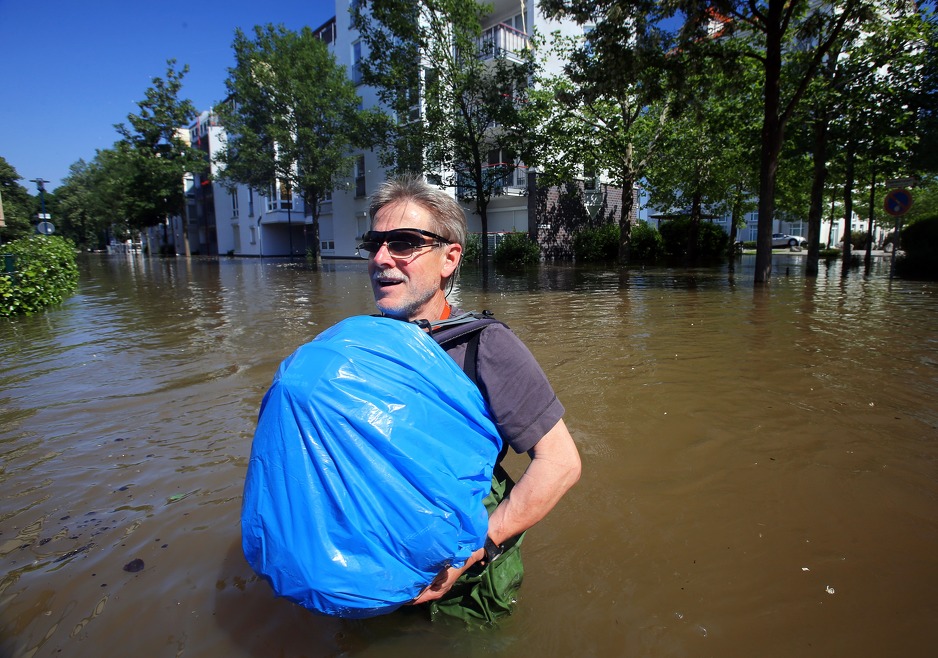 Spašavanje ličnih stvari u Magdeburgu (Foto: AFP)