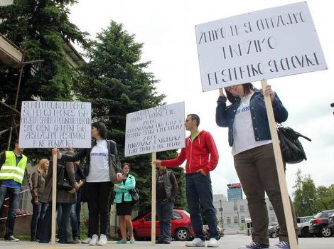 Prošlosedmični protesti grupe studenata protiv Uprave i dekana ETF-a (Foto: Davorin Sekulić/Klix.ba)