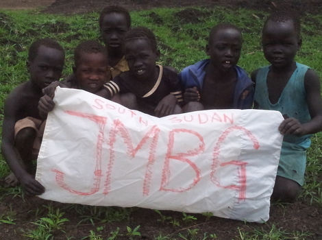 Djeca iz Južnog Sudana sa transparentom podrške bh. demonstracijam (Foto: Klix.ba)