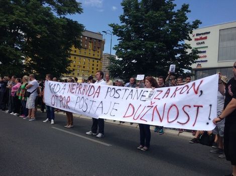 Hiljade demonstranata ispred zgrade Parlamenta BiH (Foto: Klix.ba)