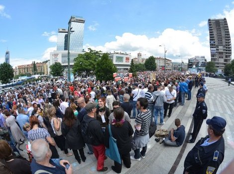 Demonstranti ispred zgrade Parlamenta BiH (Foto: Nedim Grabovica/Klix.ba)