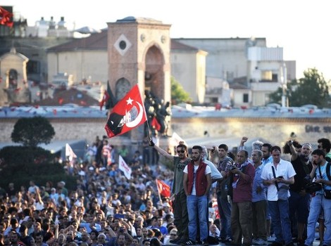 Demonstranti na trgu Taksim u Istanbulu (Foto: AFP)