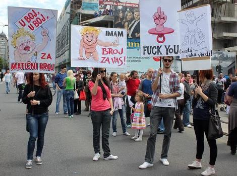 Demonstracije ispred zgrade Parlamenta BiH (Foto: Klix.ba)
