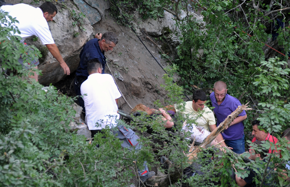 Izvlačenje tijela poginulih i povrijeđenih (Foto: AFP)