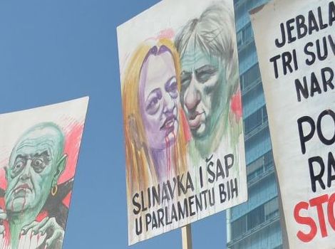 Neki od današnjih transparenata ispred zgrade Parlamenta BiH (Foto: Klix.ba)