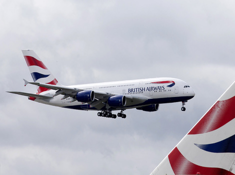 Airbus A380 slijeće na aerodrom Heathrow u Londonu