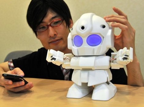 Shota Ishiwatari sa svojim robotom (Foto: AFP)
