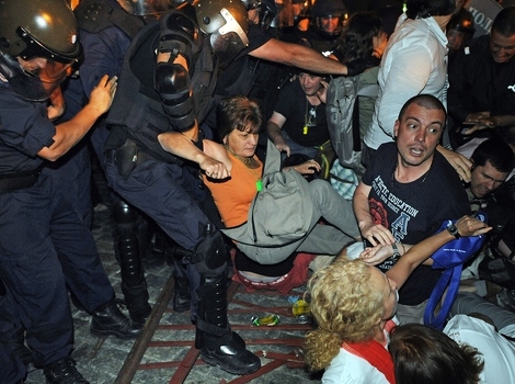 Policija sklanja demonstrante koji su blokirali Parlament (Foto: AFP)