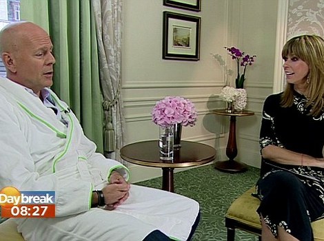 Bruce Willis davao intervju u bademantilu
