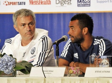 Mourinho i Ashley Cole (Foto: AFP)